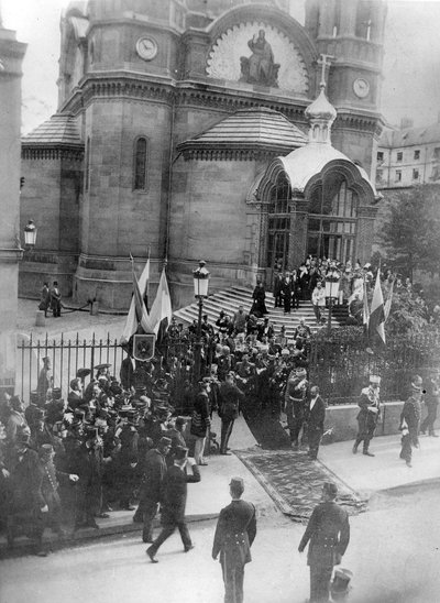 Zar Nikolaus II. verlässt die Kathedrale Saint-Alexandre-Nevsky in Paris, 1896 von French Photographer